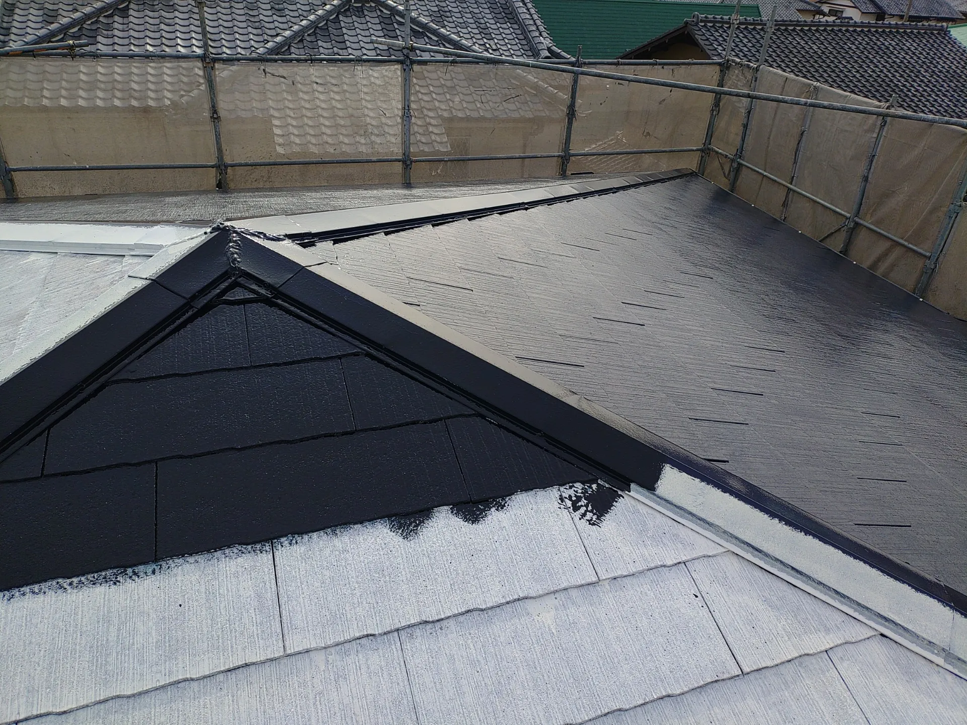 屋根塗装と外壁塗装の同時施工のメリットとデメリット