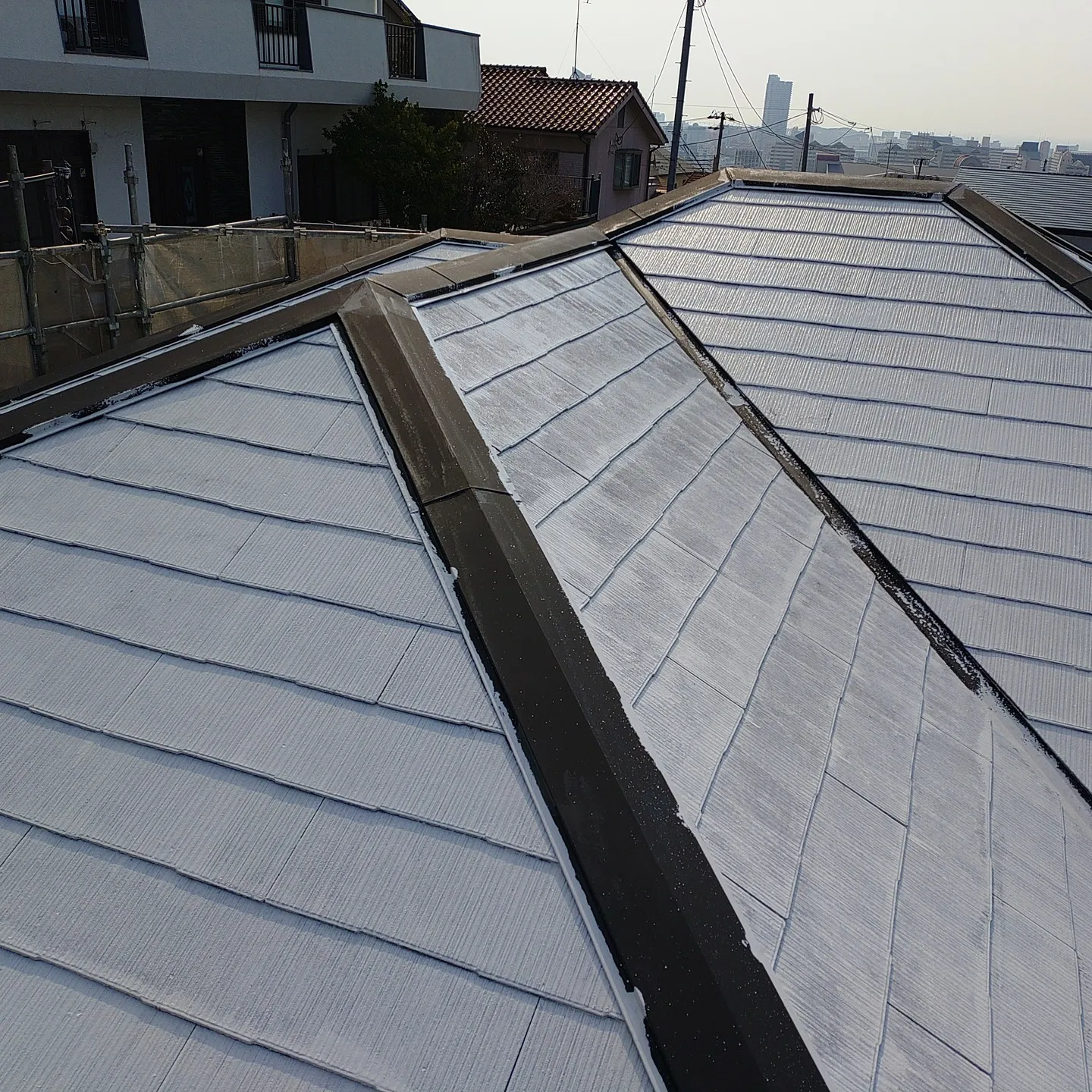現在、神戸市長田区で戸建て住宅の屋根と外壁塗装工事を進めてい...