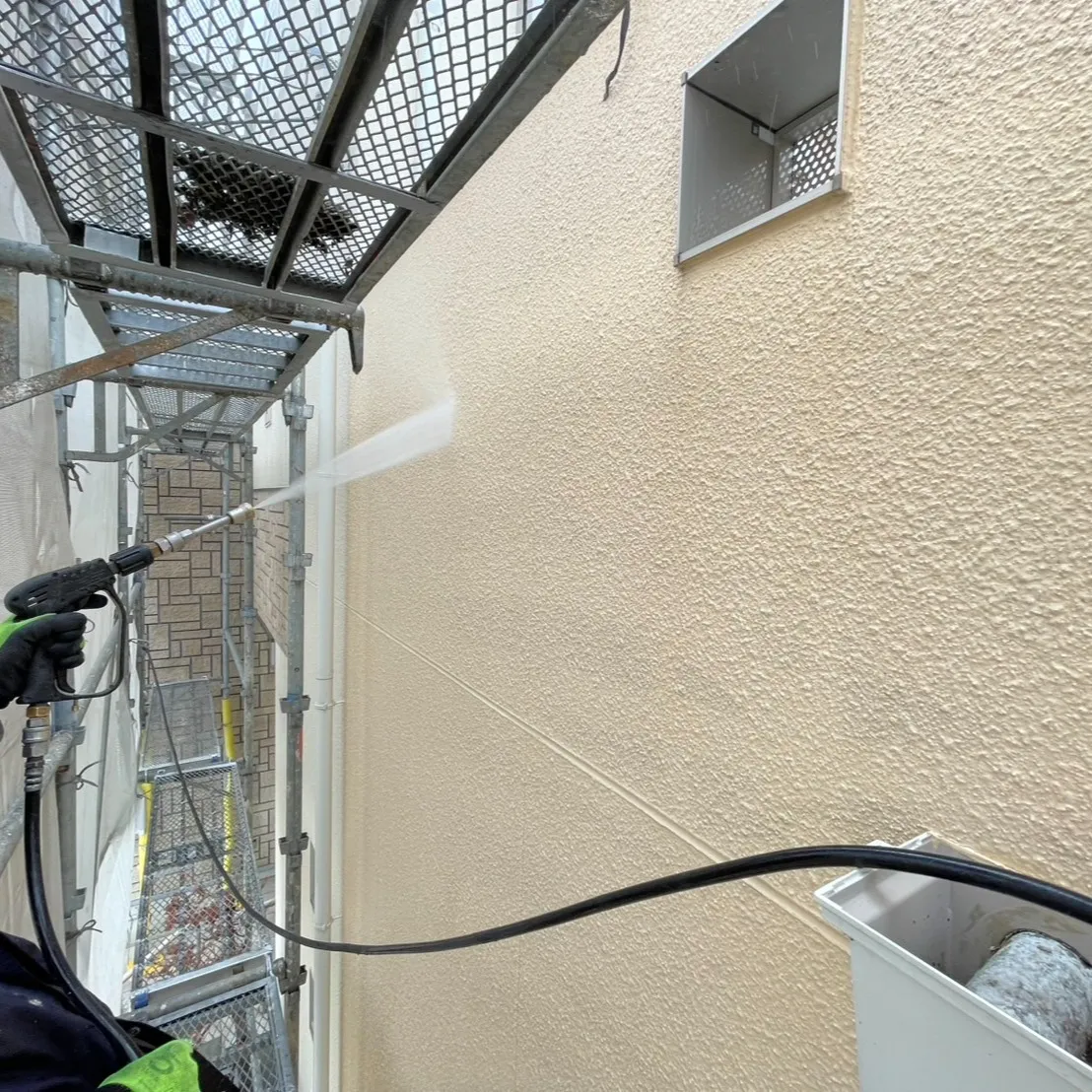 神戸市北区で外壁塗装、屋根塗装工事が始まりました。