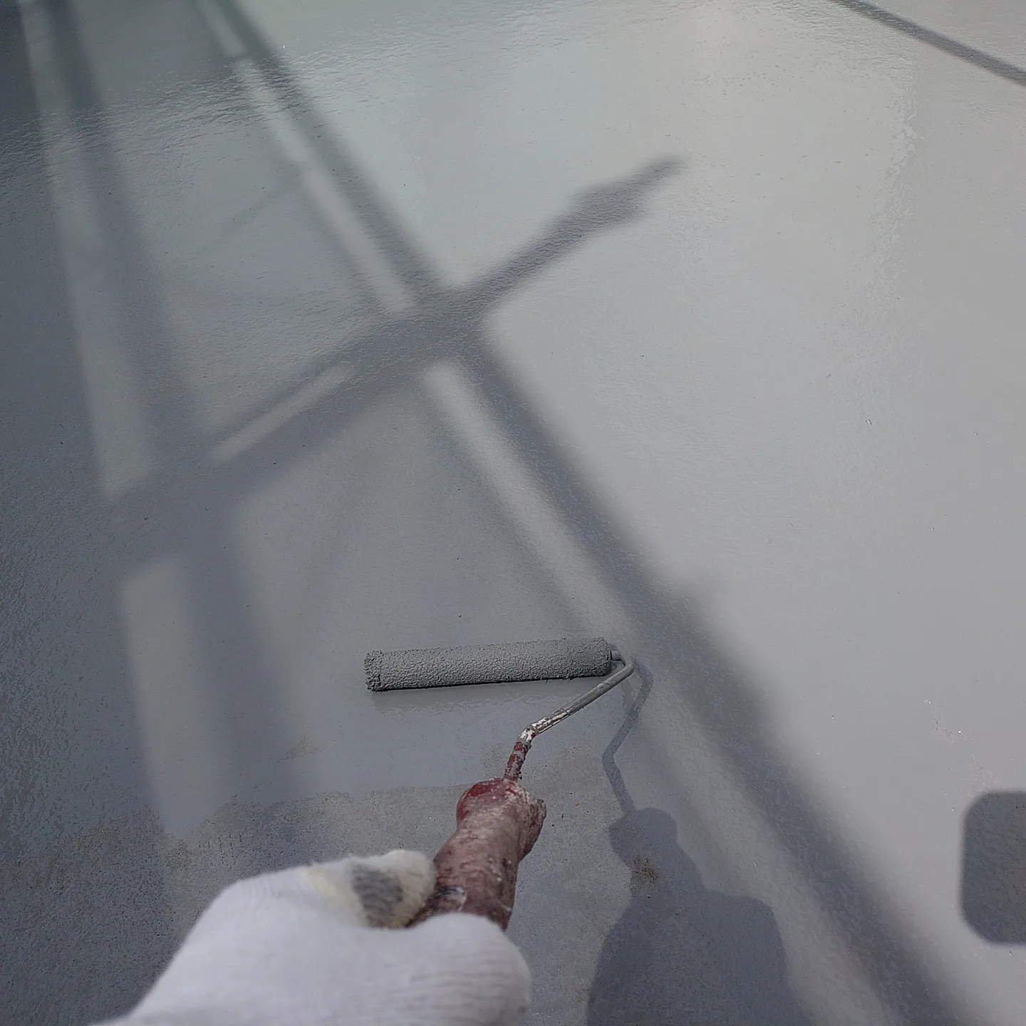 本日は、FRP防水のトップ塗装を行いました。