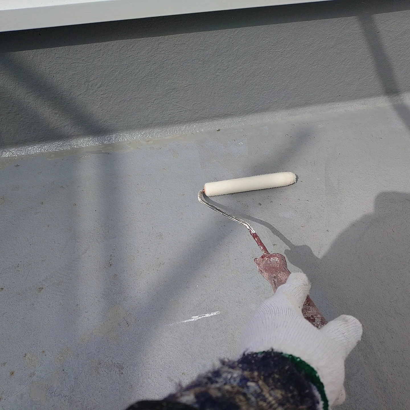 本日は、FRP防水のトップ塗装を行いました。