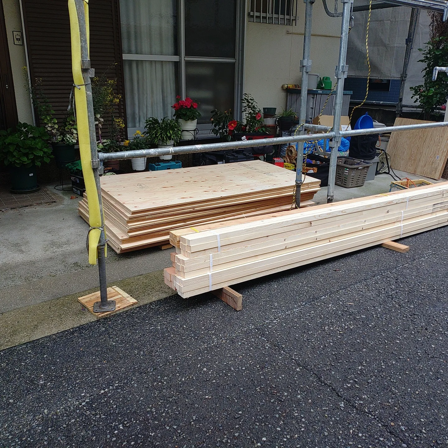 本日は屋根カバー工事のご案内です。