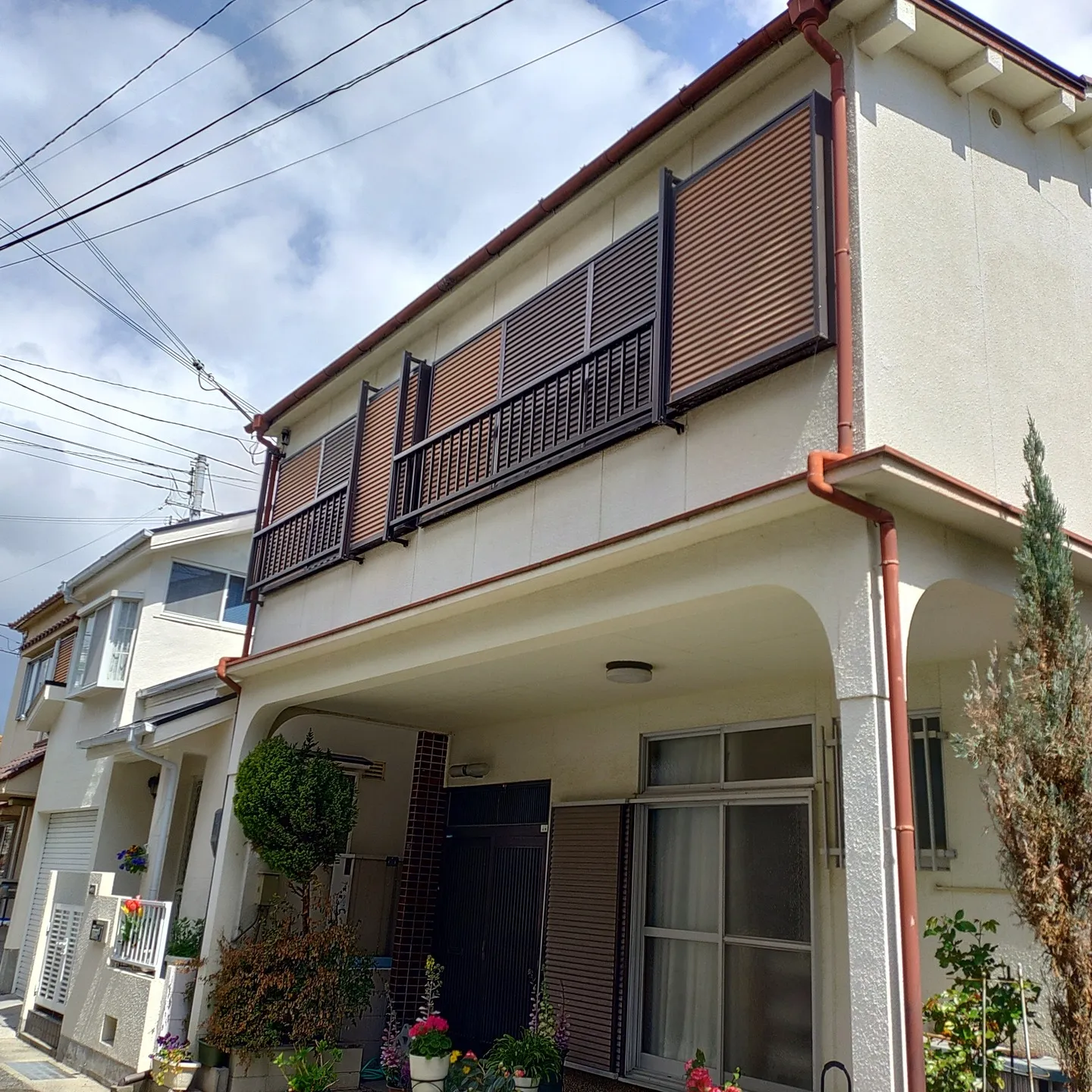 本日は屋根カバー工事のご案内です。