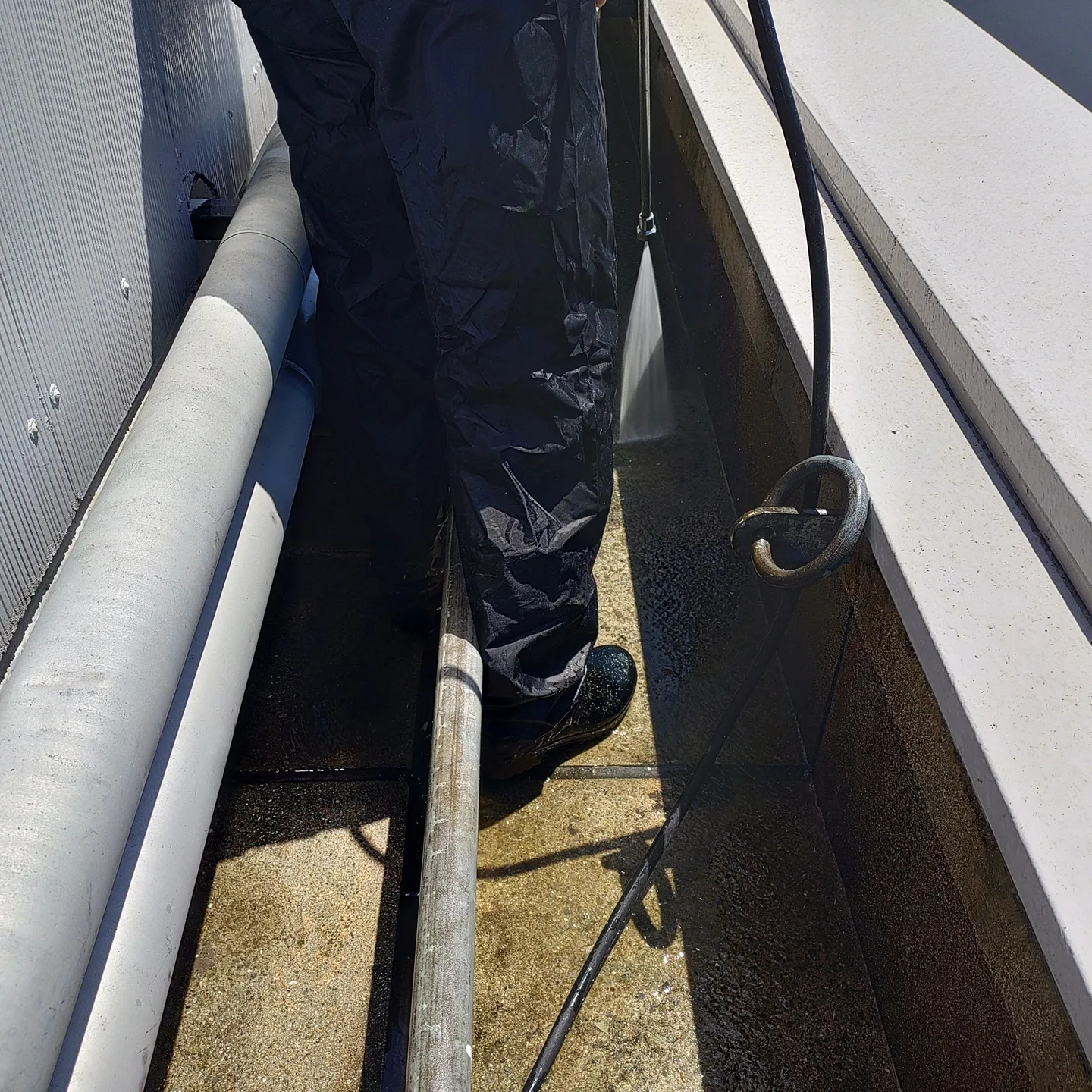 ビル屋上防水工事が始まりました