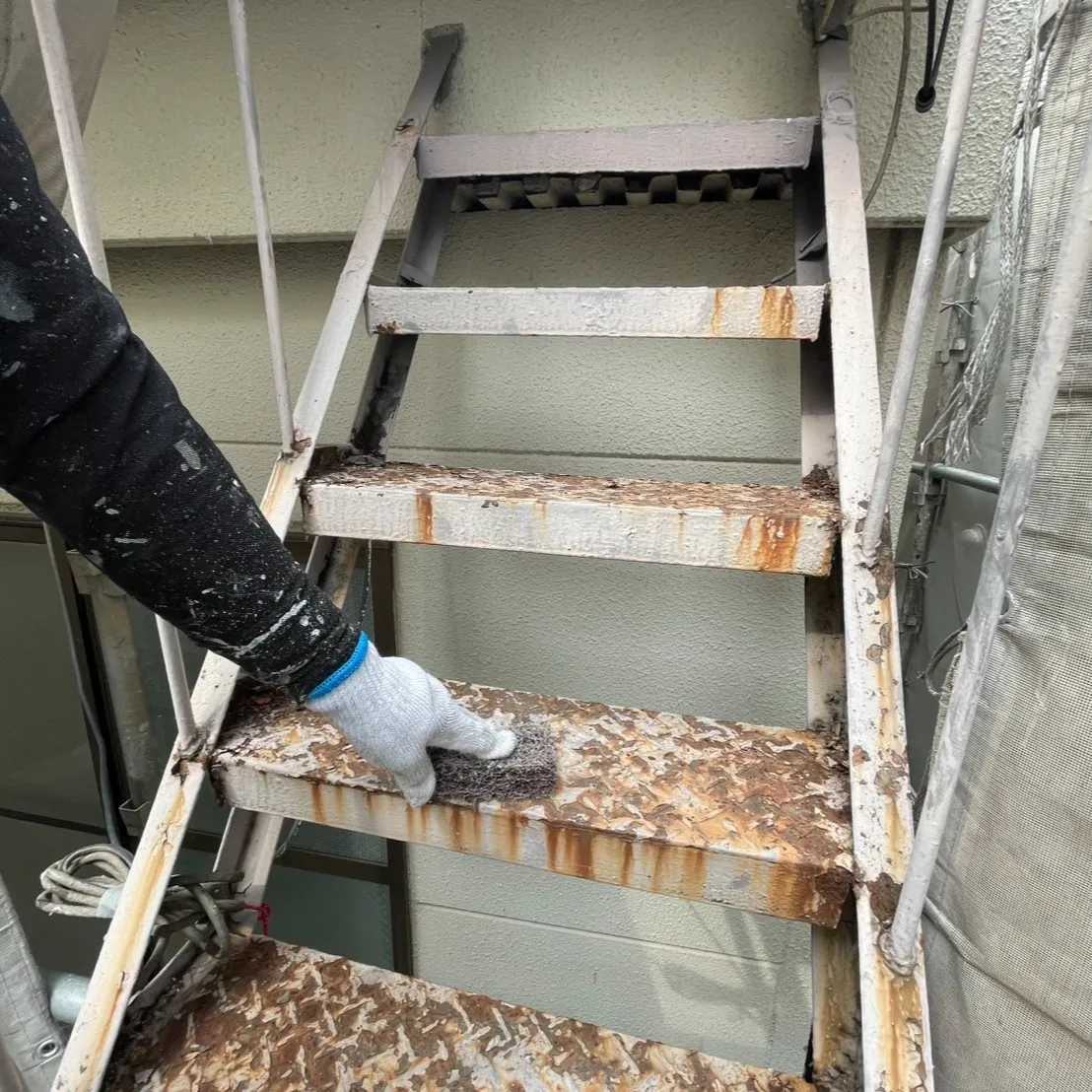 外壁塗装には、下地作業が非常に重要です。