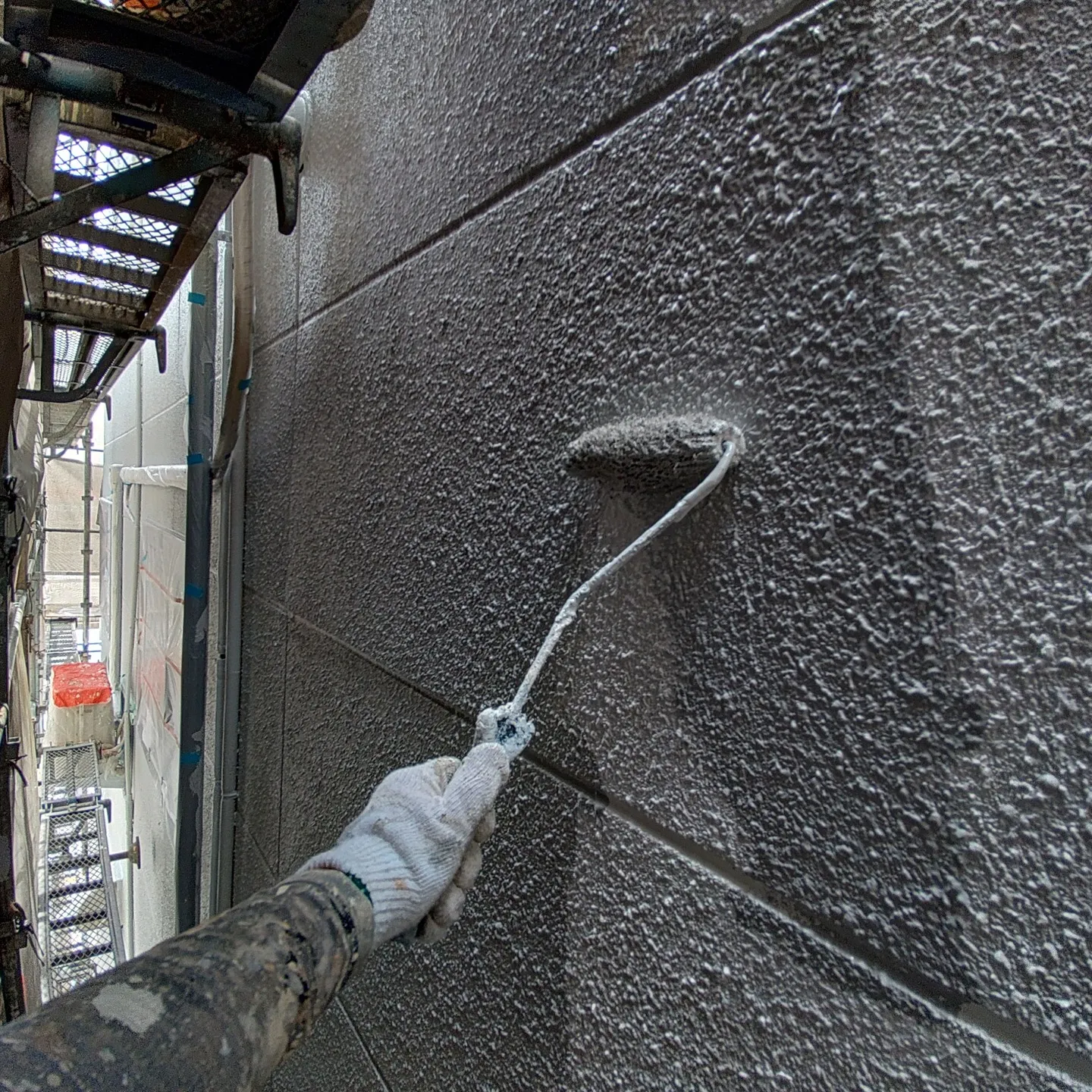 神戸市長田区にて、店舗ビルの塗装工事を順調に進めています。