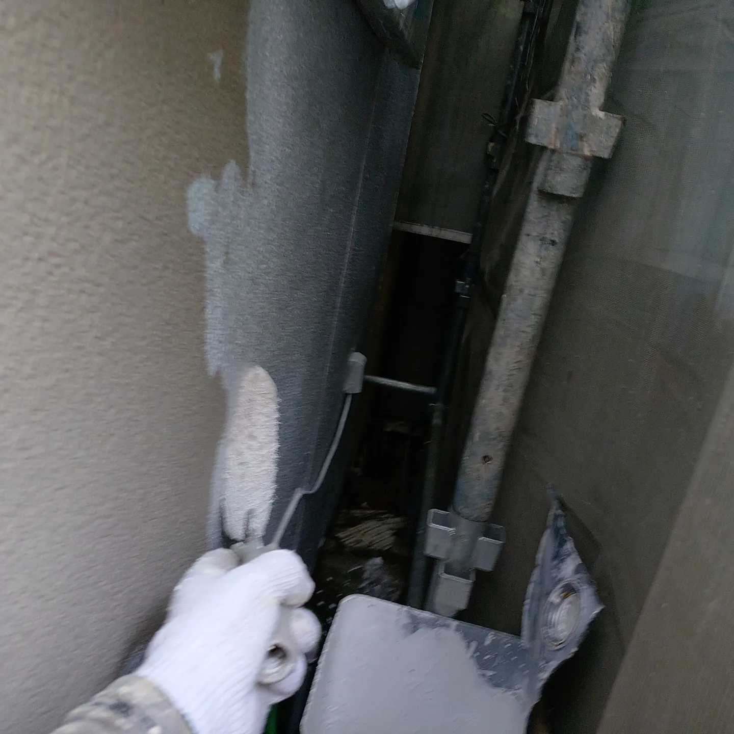 神戸市長田区にて、今日も丁寧に塗装作業を進めています。