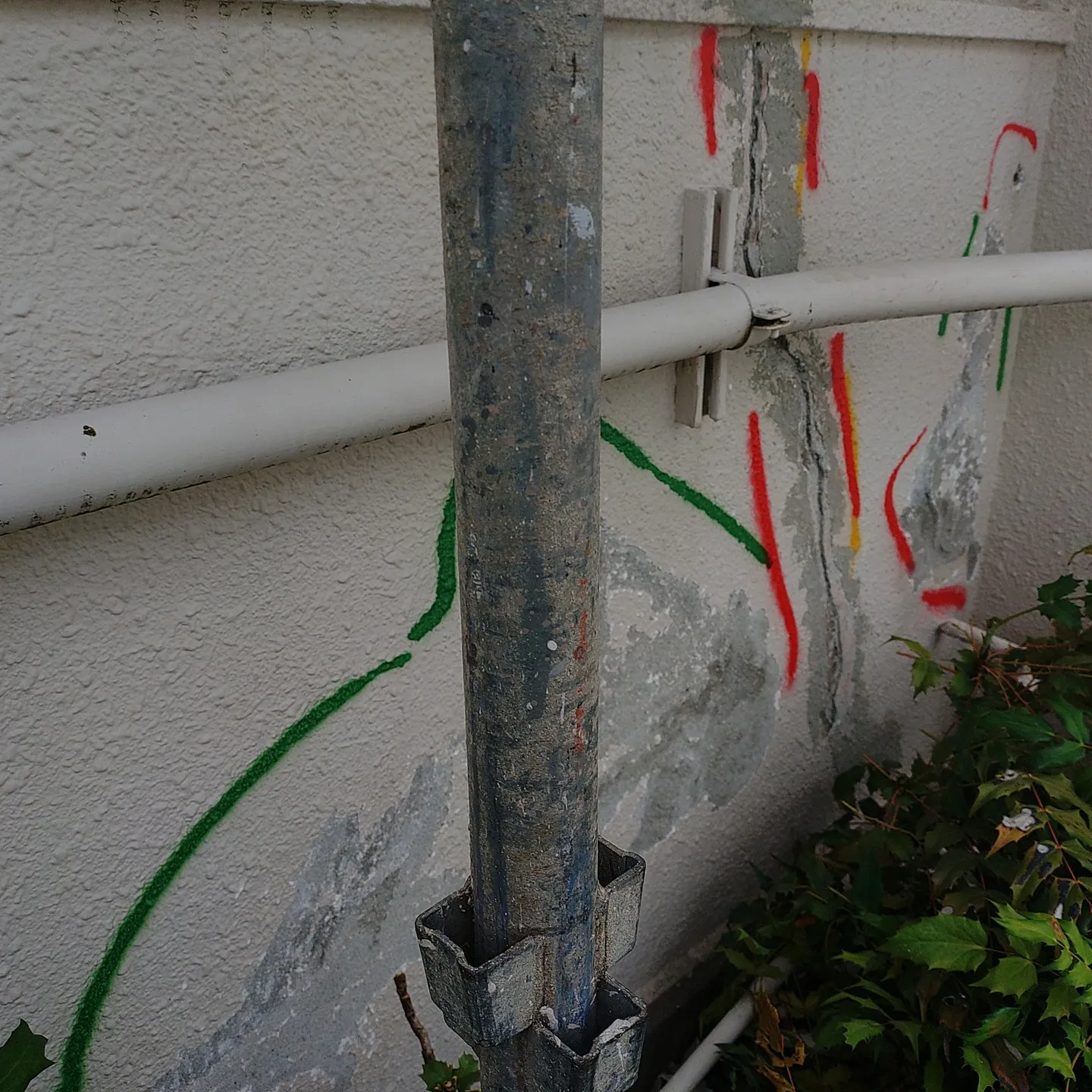 本日も長田区の企業様事務所棟の、外壁改修と外壁塗装工事のプロ...