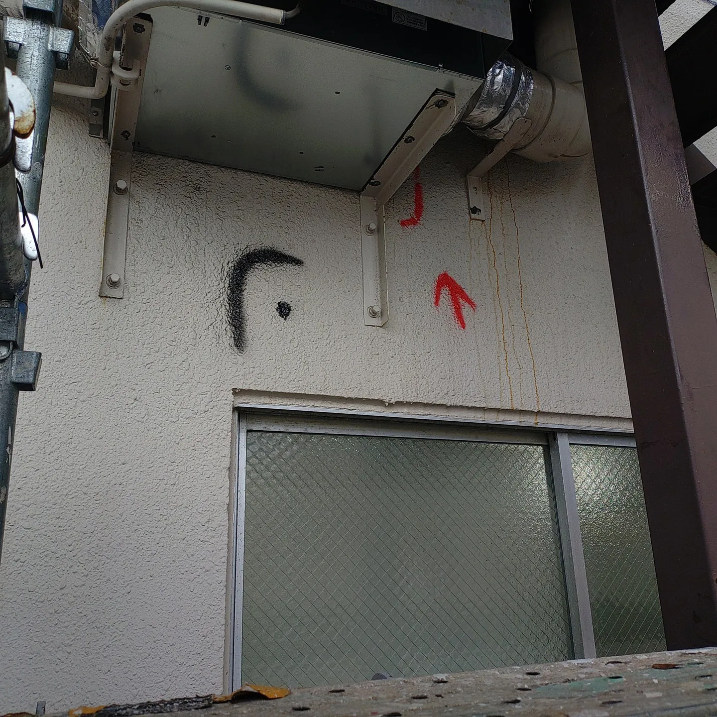 本日も長田区の企業様事務所棟の、外壁改修と外壁塗装工事のプロ...