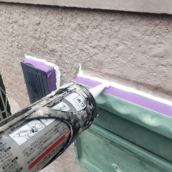 塀塗装を行っています。