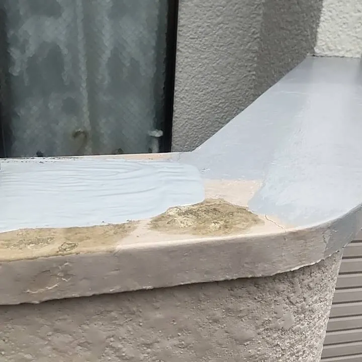 塀塗装を行っています。