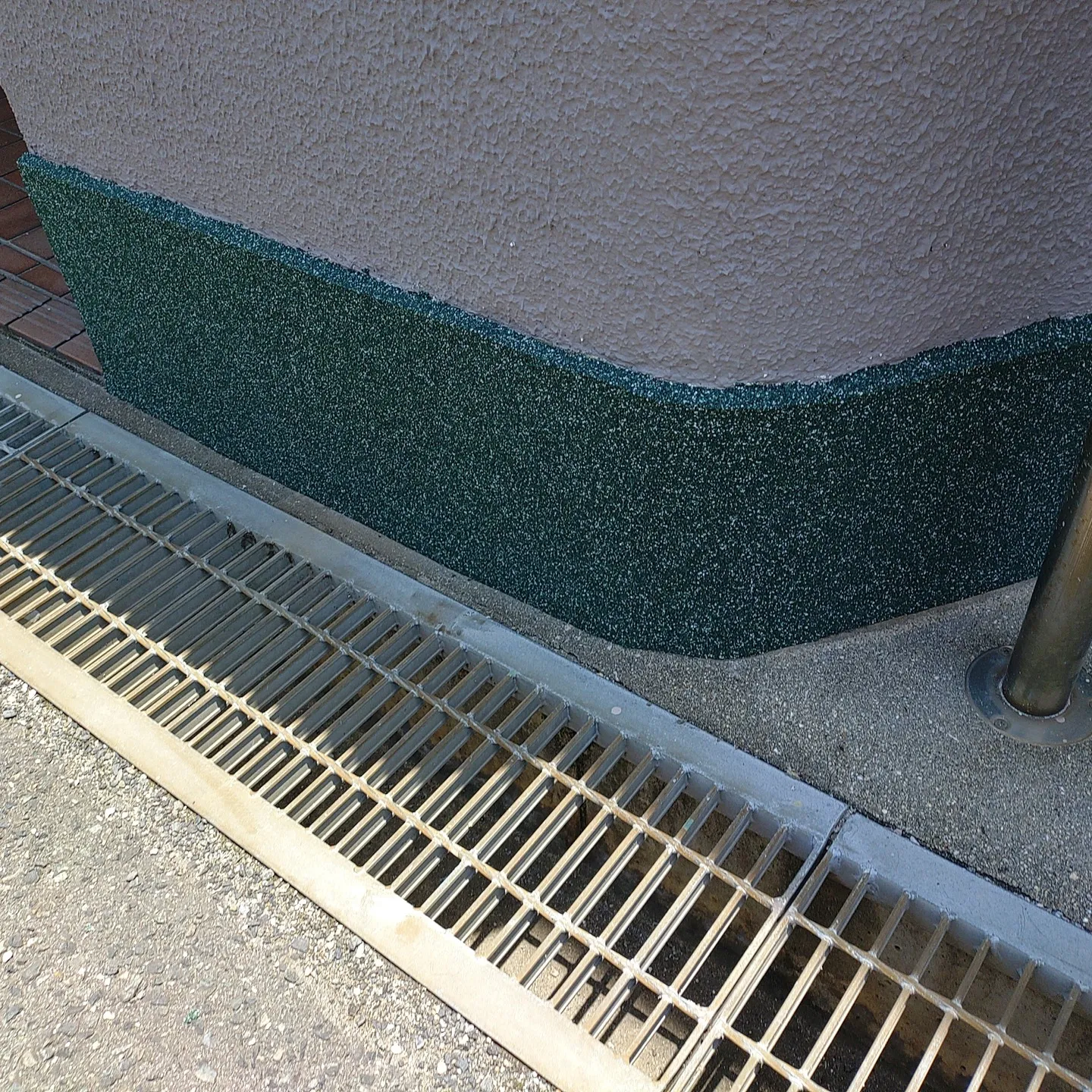 塀の樹脂洗い出し作業