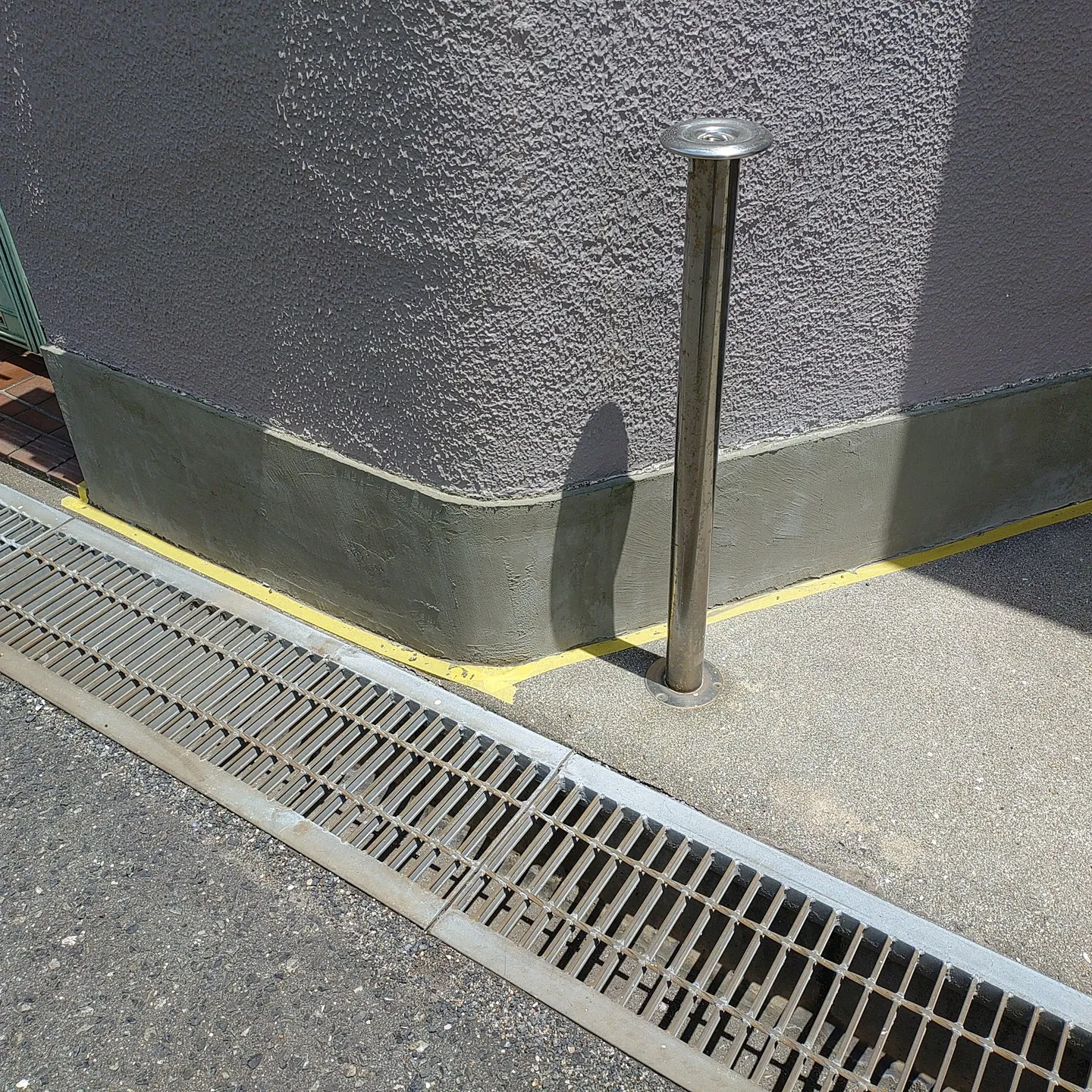 塀の樹脂洗い出し作業