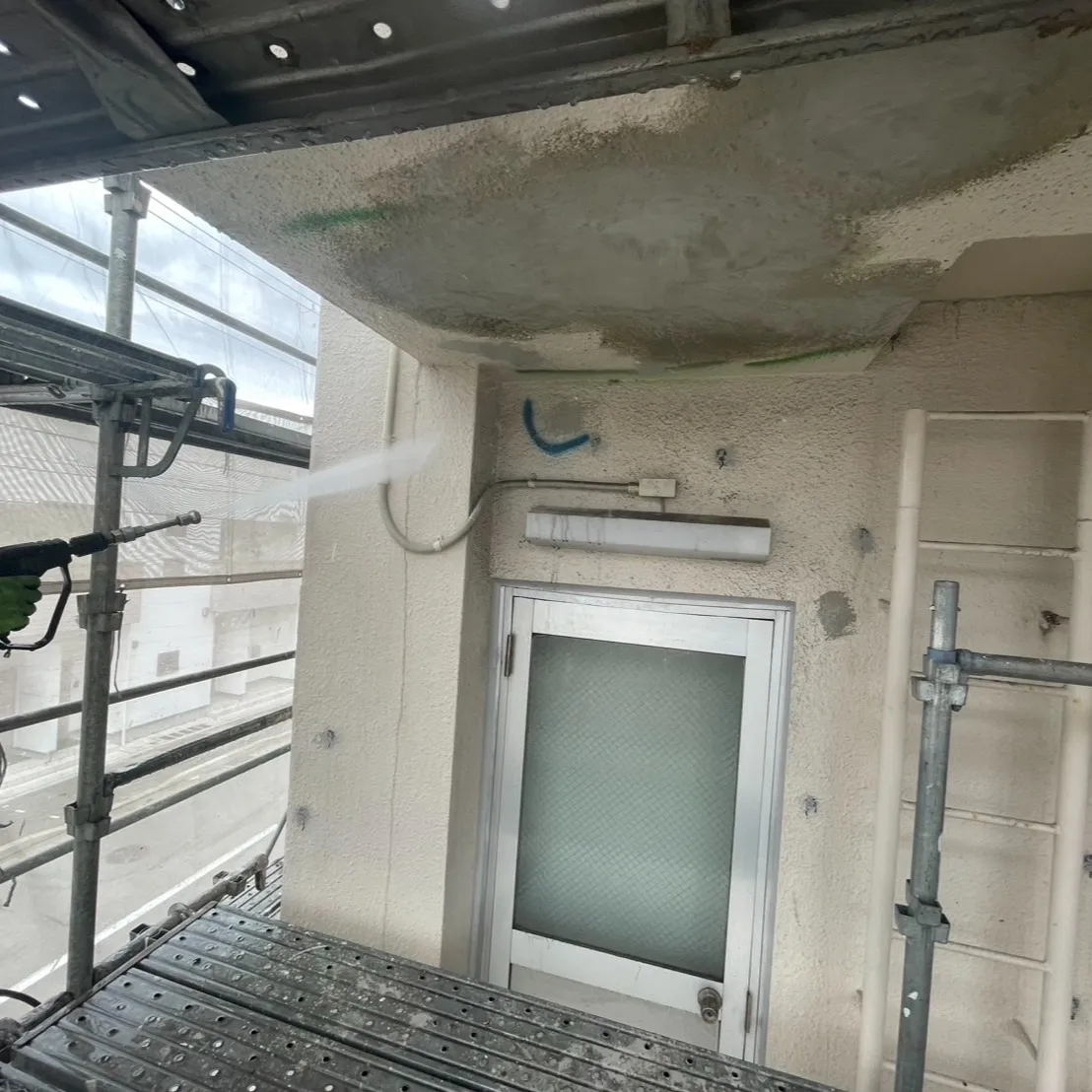 外壁塗装前に下地処理で最初に行うのは高圧洗浄だと思います。