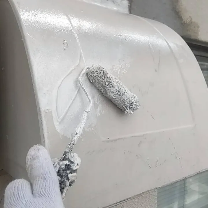 配管、鋼製階段など鉄部の錆止め作業を行いました。