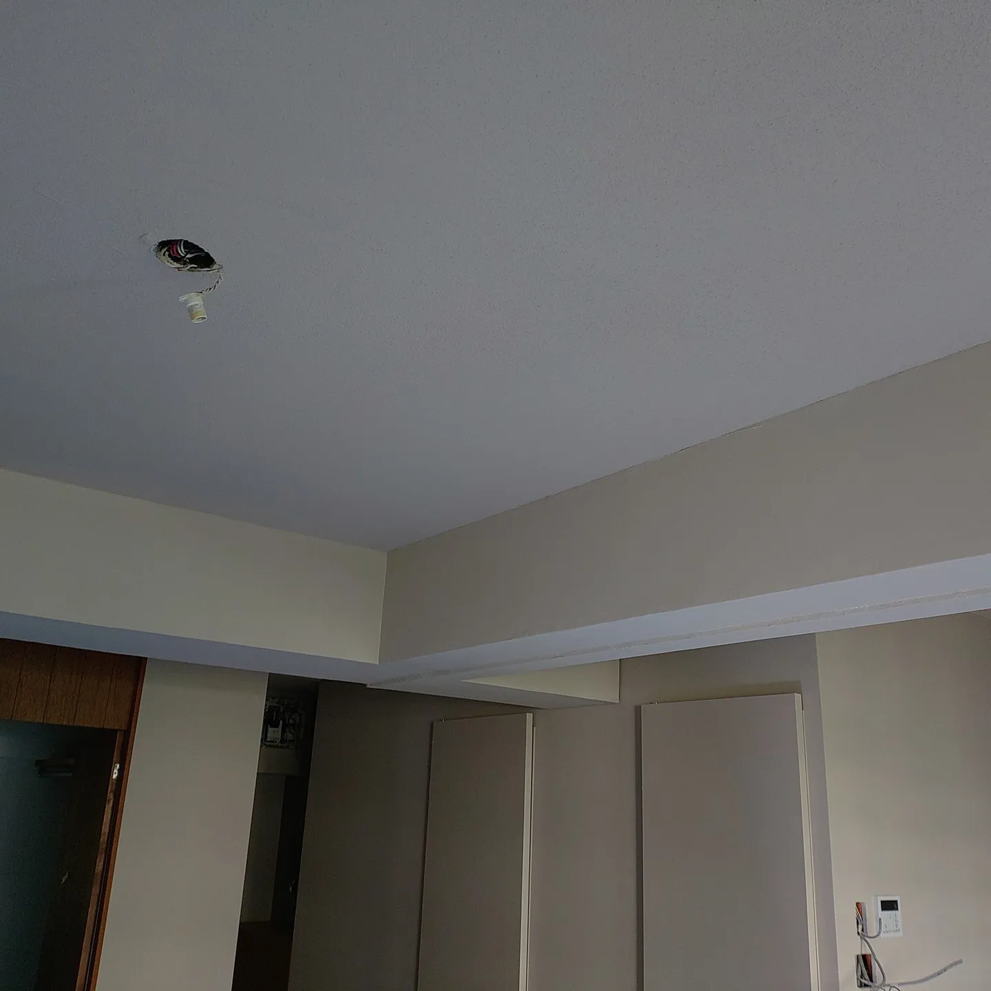 リノベーション物件の天井リシン吹き付け、梁　EP塗装を作業さ...