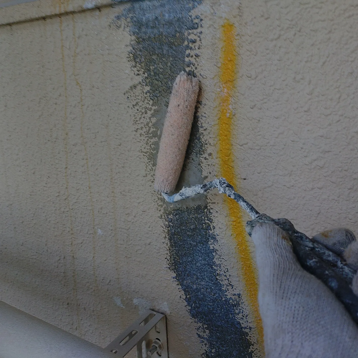 外壁塗装工事の前、改修を行った部分のパターン補修を行いました...