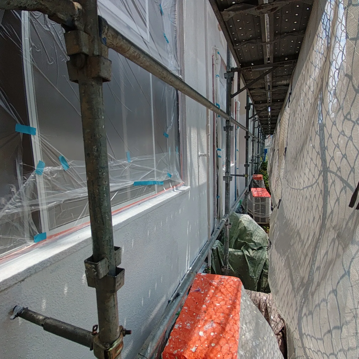 外壁塗装を進めています。