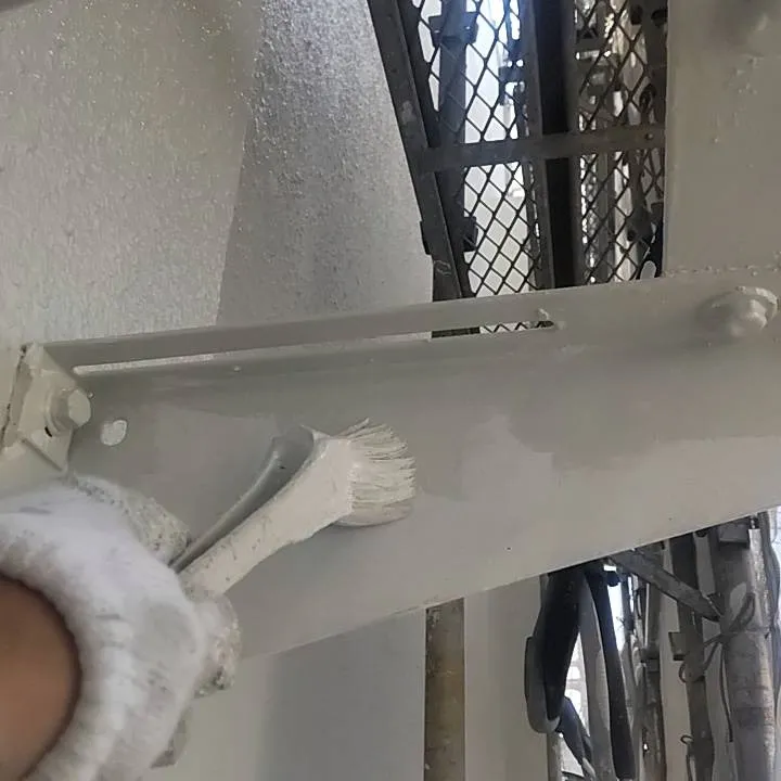 付帯部の塗装をしています。