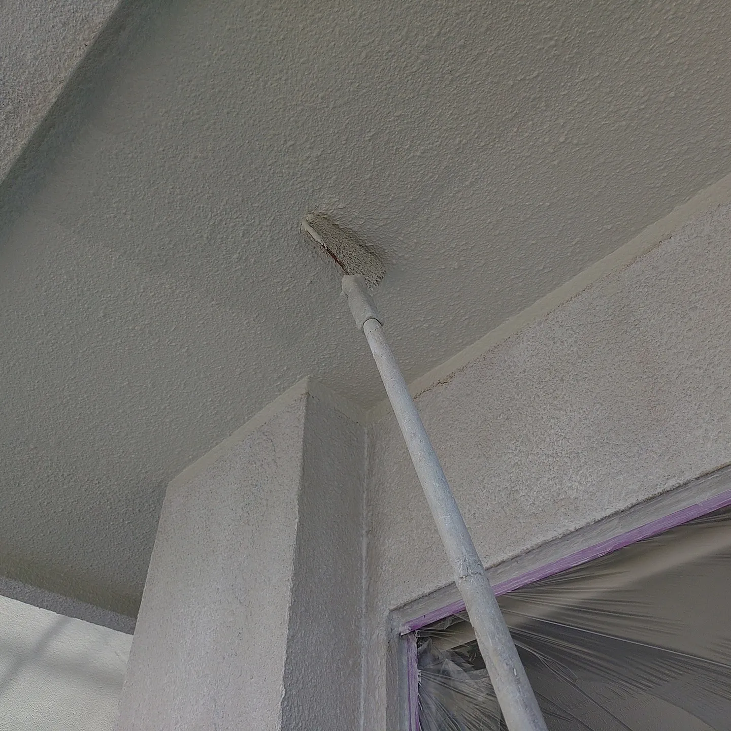 外壁塗装工事を進めています。