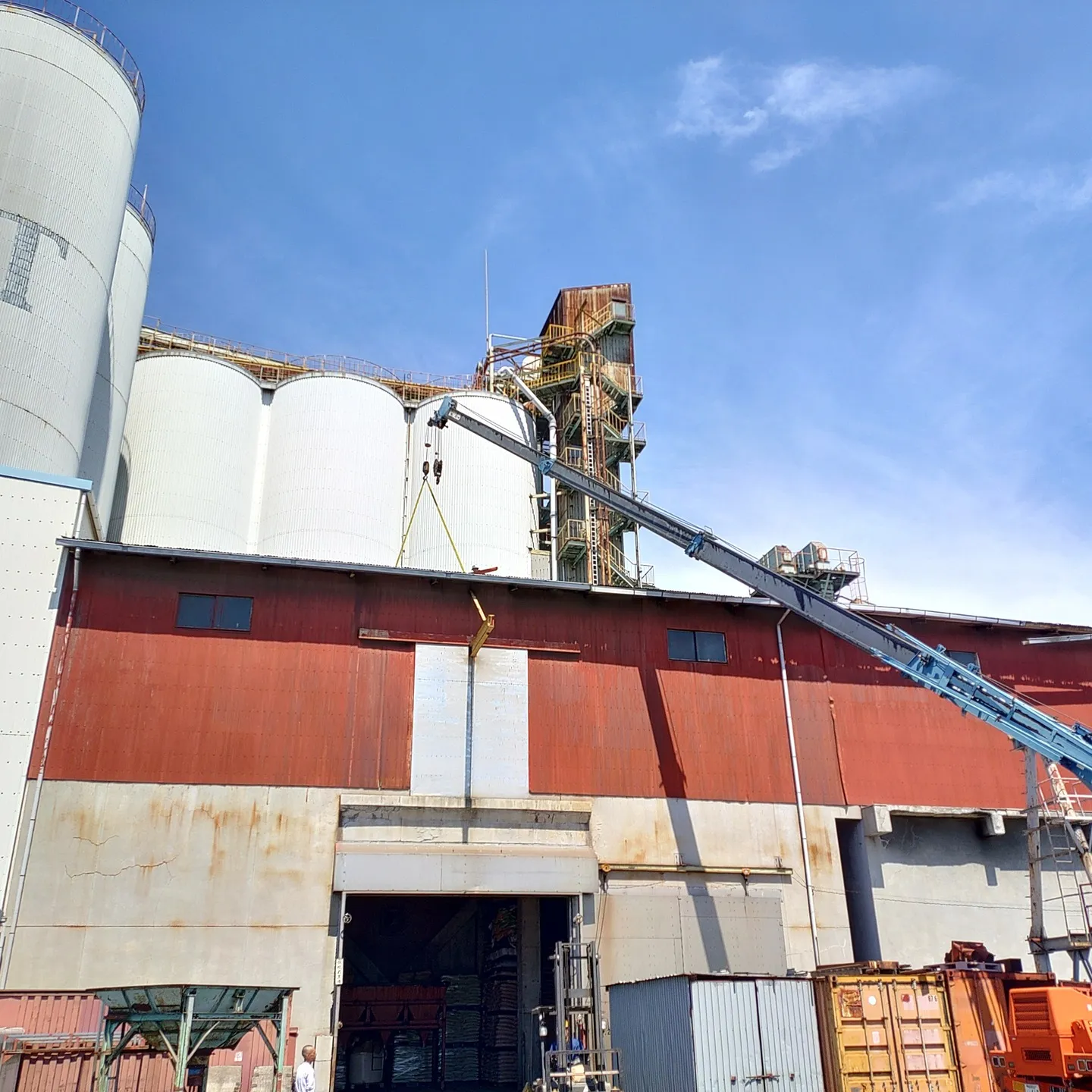 本日より、姫路市の倉庫　屋根、外壁カバー工事、外壁塗装工事が...