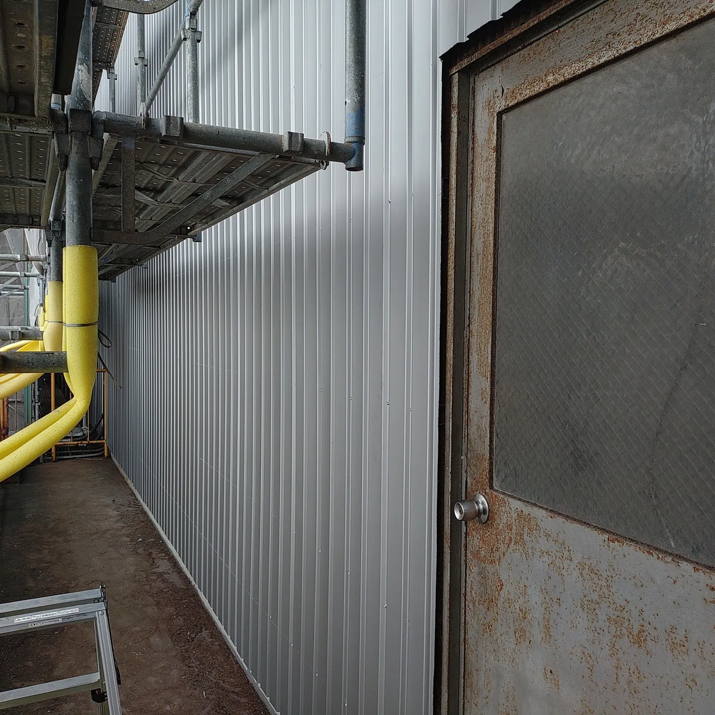 板金カバー工事は予定よりも早く進んでいます。