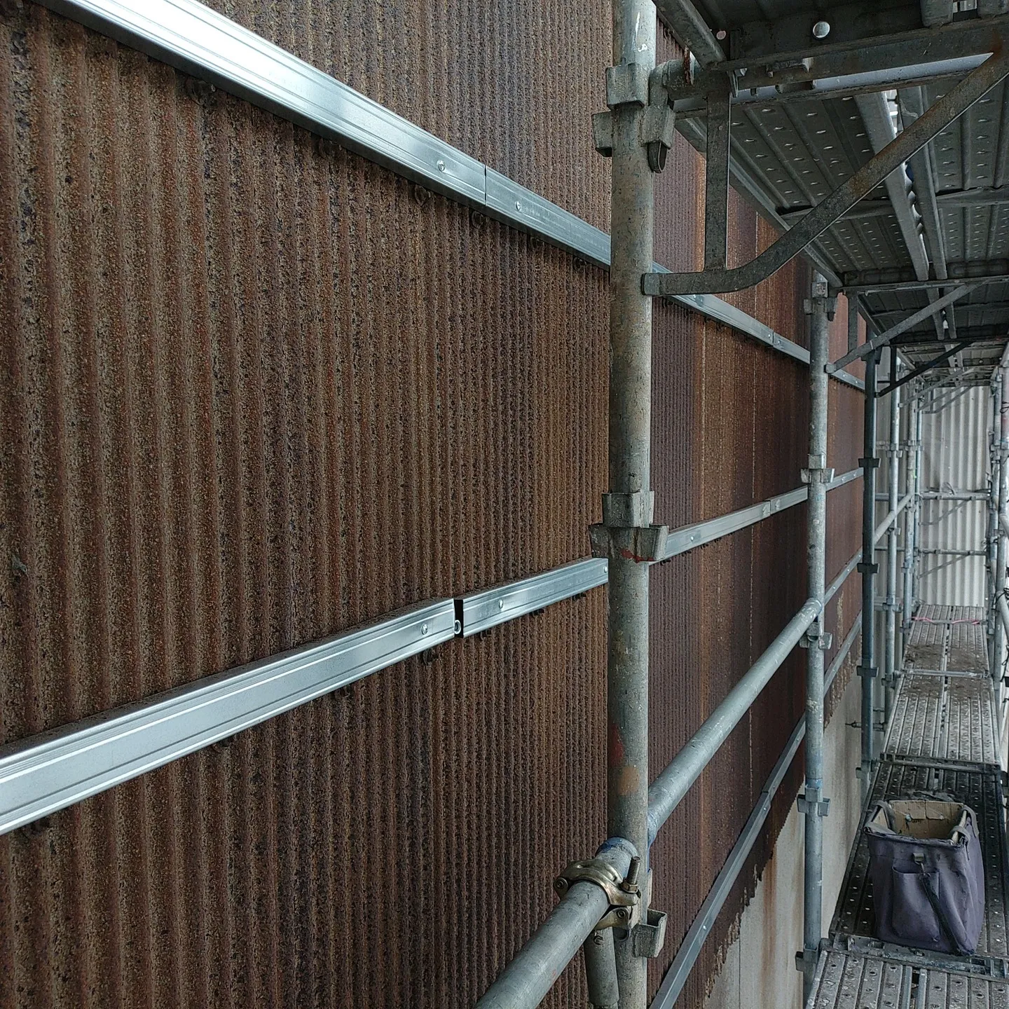 板金カバー工事は予定よりも早く進んでいます。