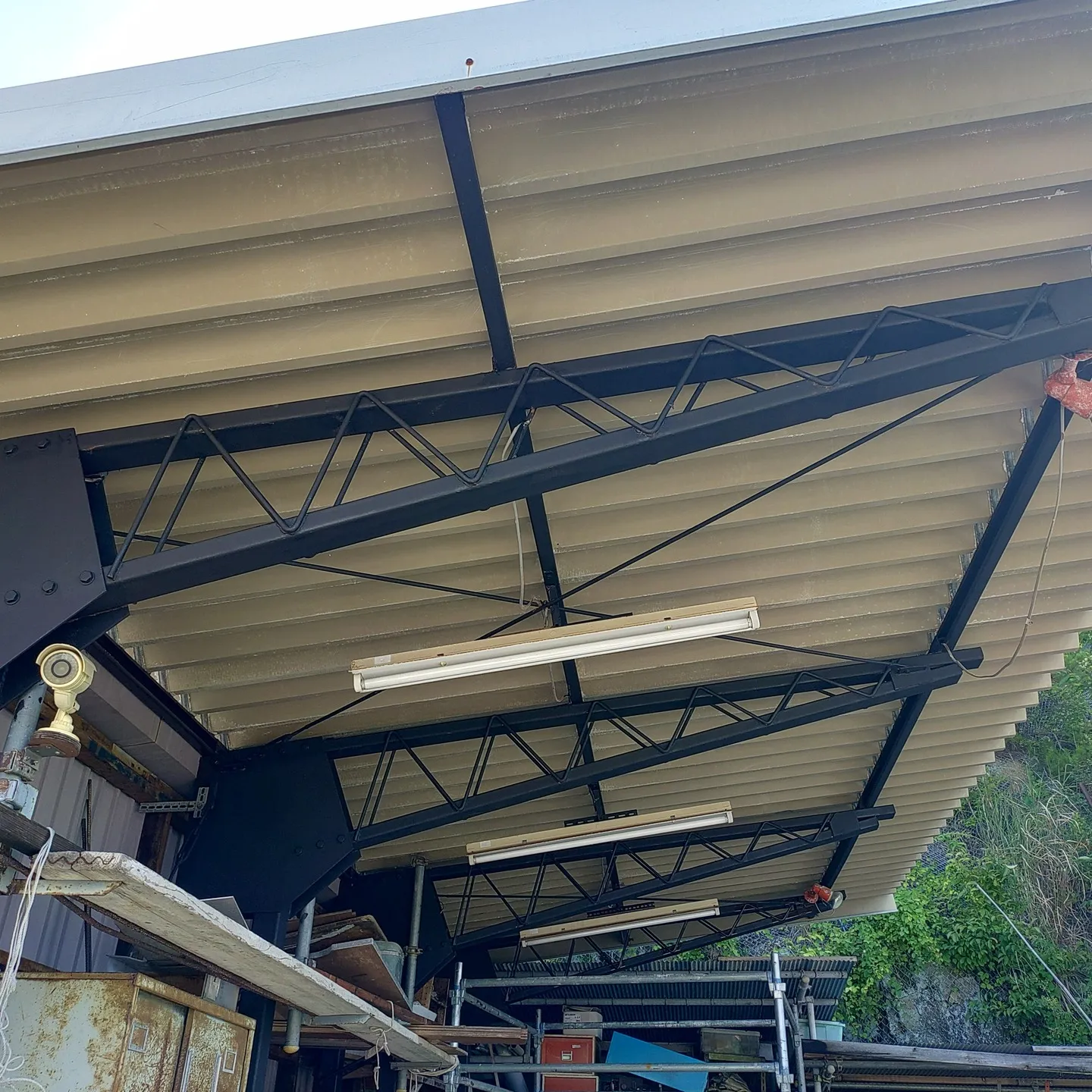 折板屋根の梁、柱塗装を行わせて頂きました。