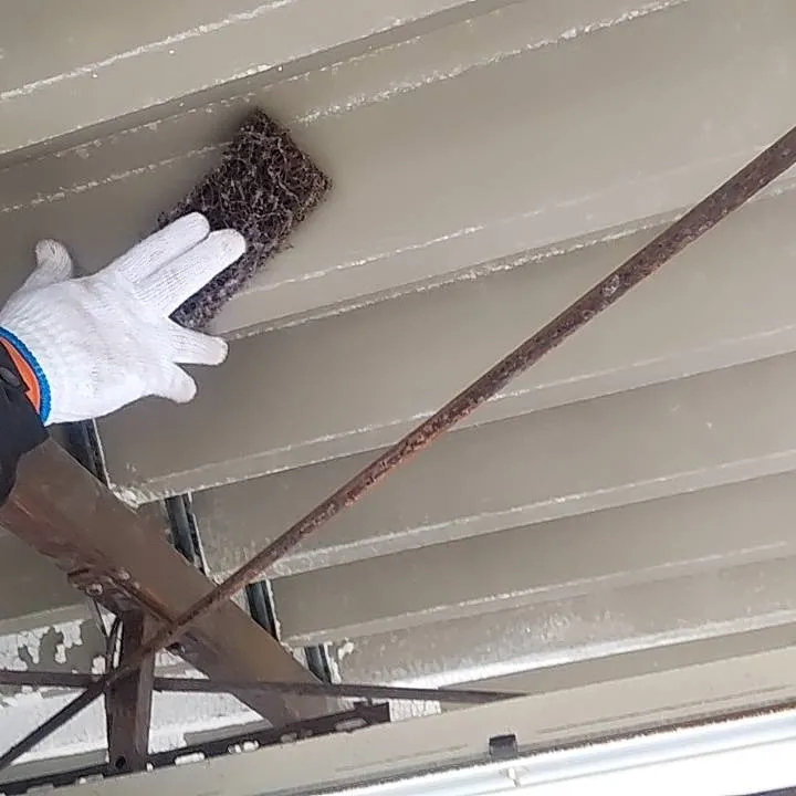 折板屋根の梁、柱塗装を行わせて頂きました。