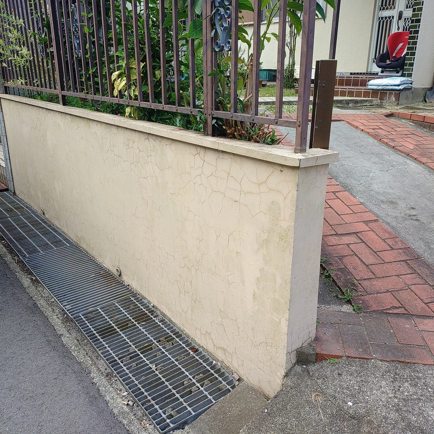 塀塗装工事を行いました。