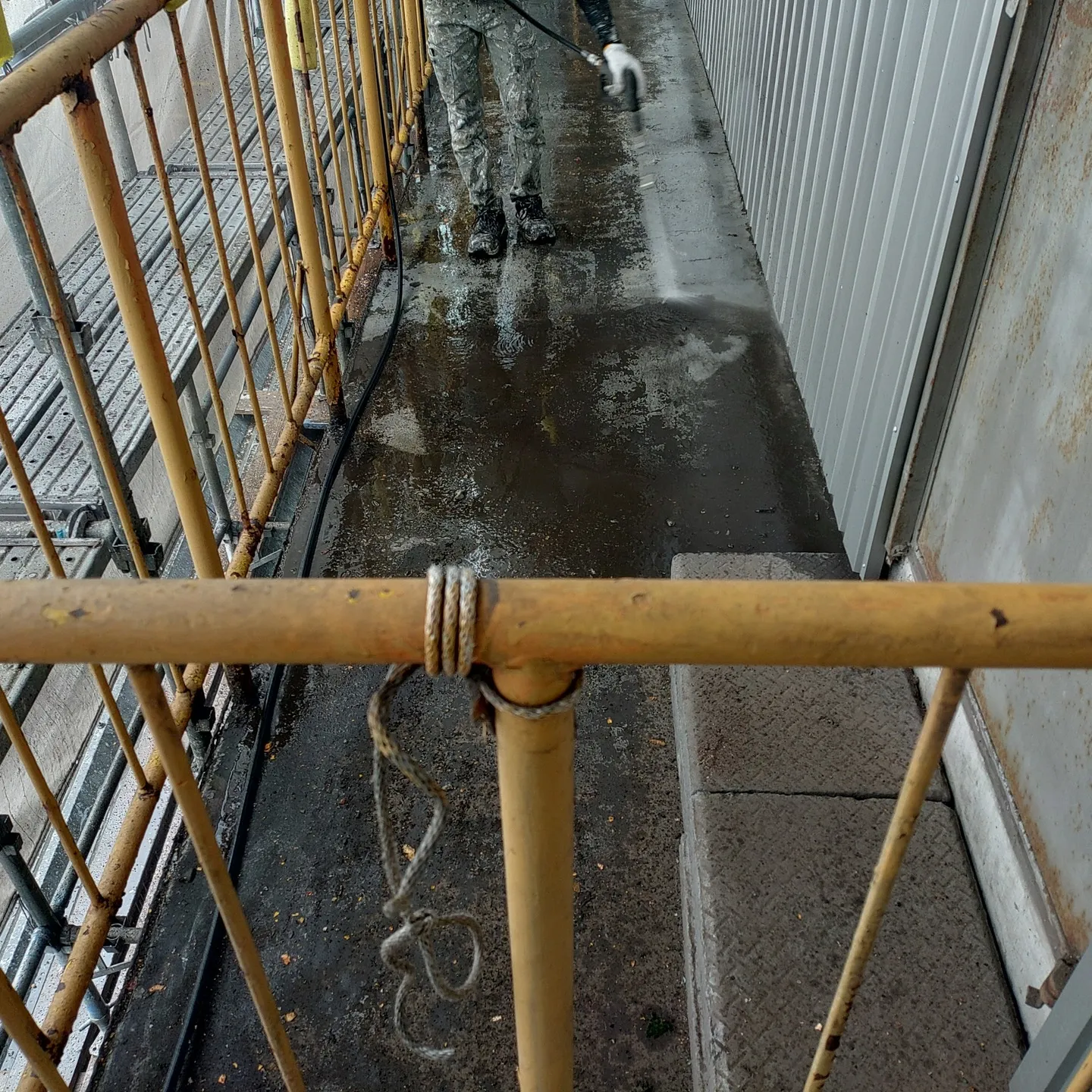 倉庫の高圧洗浄作業、鉄部ケレン作業を行いました。