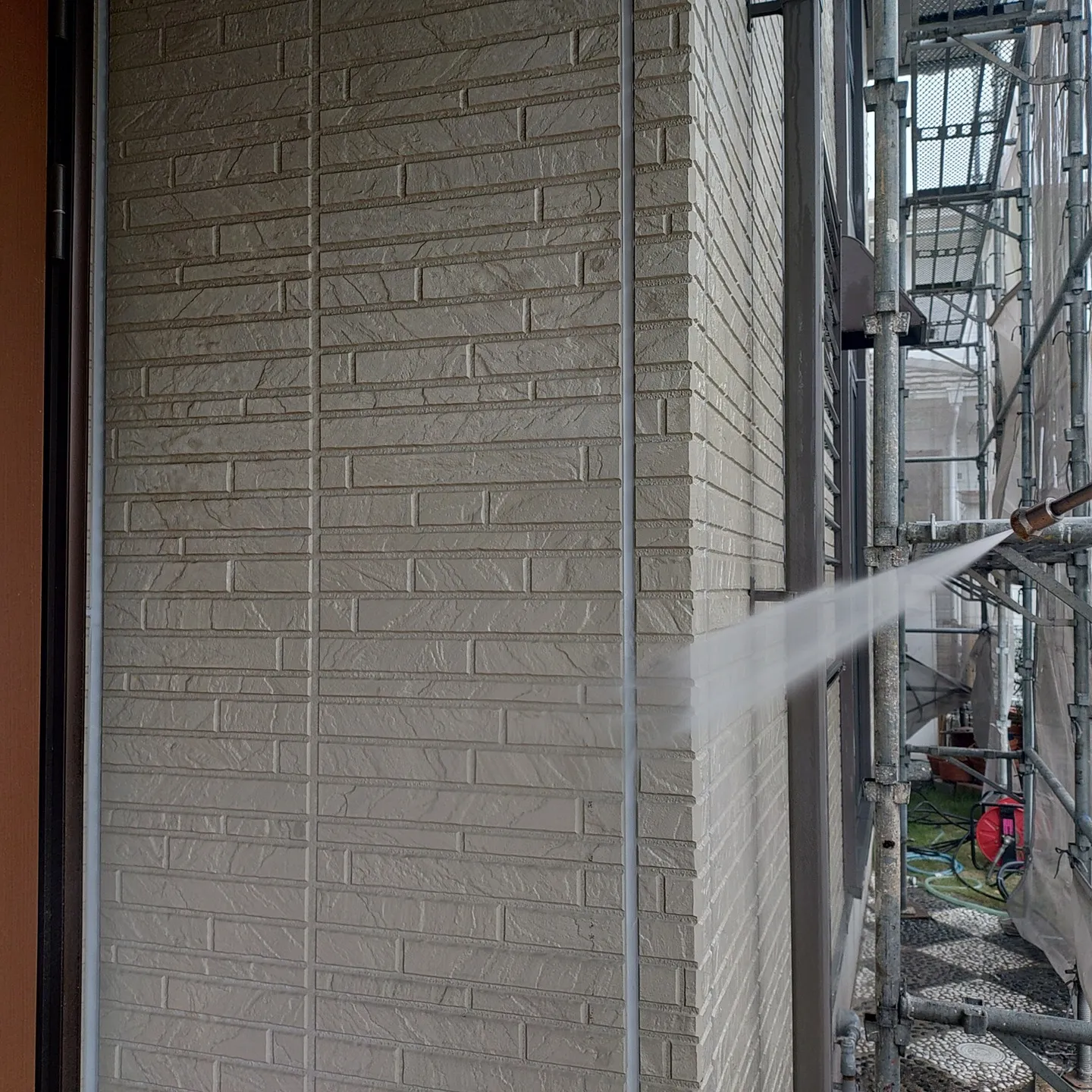 垂水区外壁塗装作業で、高圧洗浄を行いました。