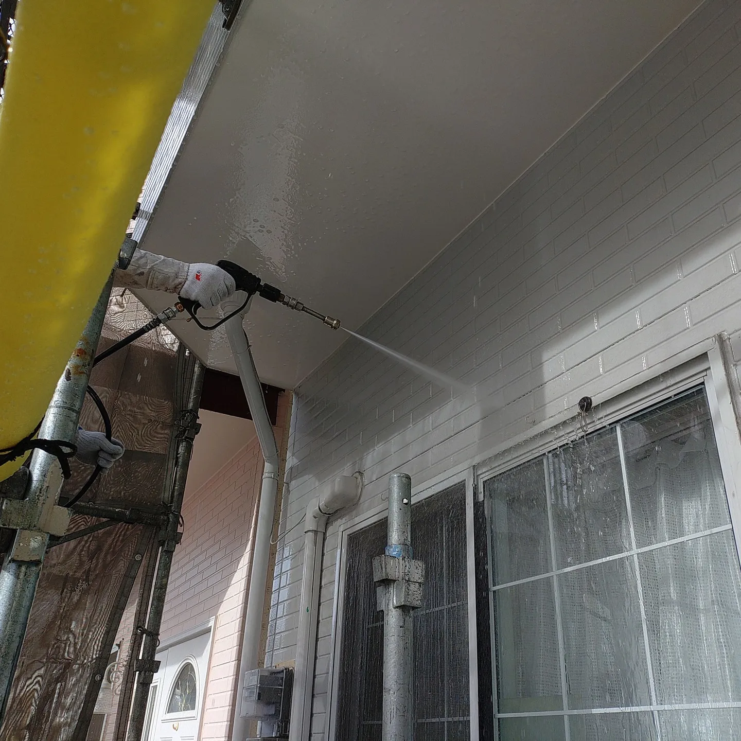 長田区外壁塗装、屋根塗装の高圧洗浄作業を行いました。