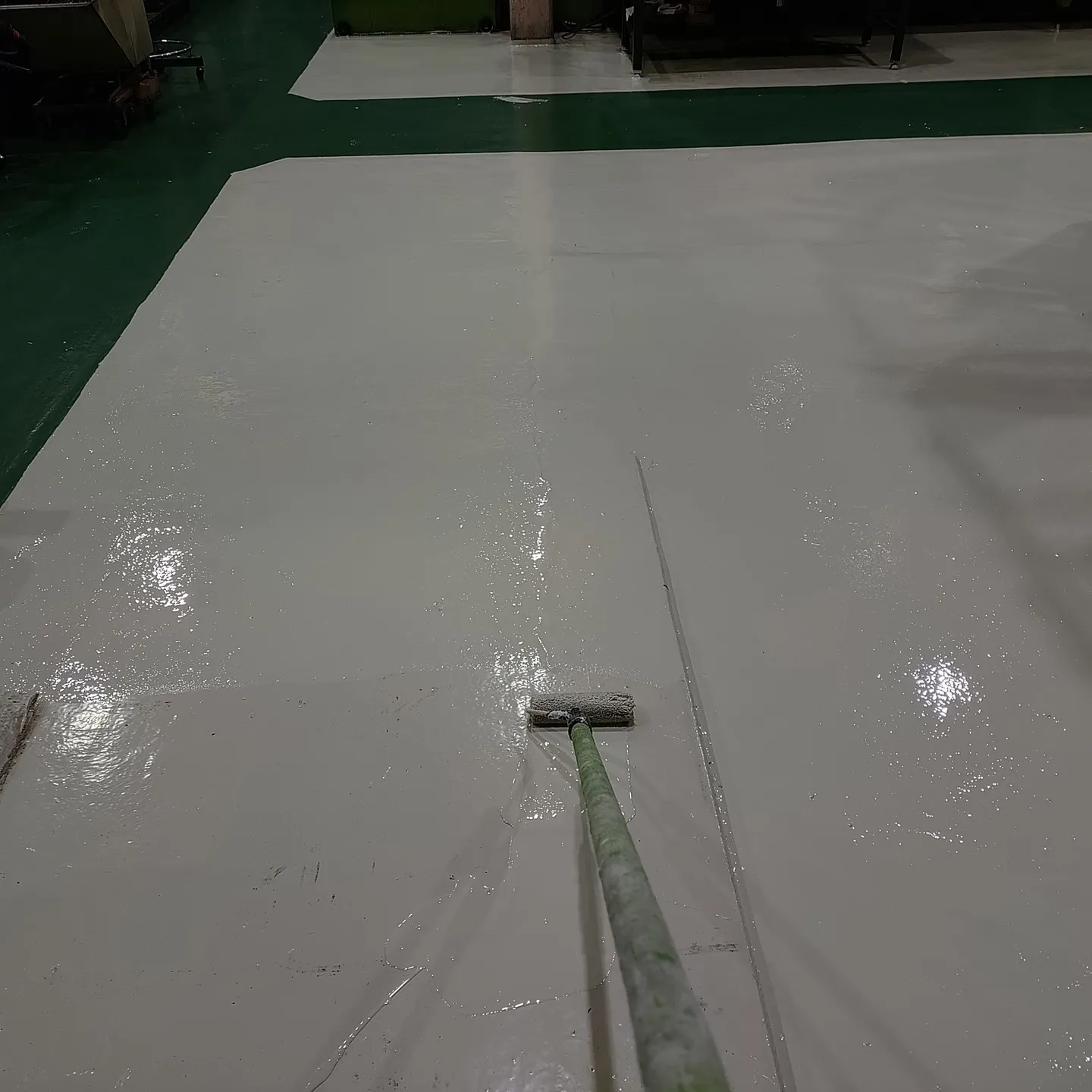 工場の防塵塗装をしています。