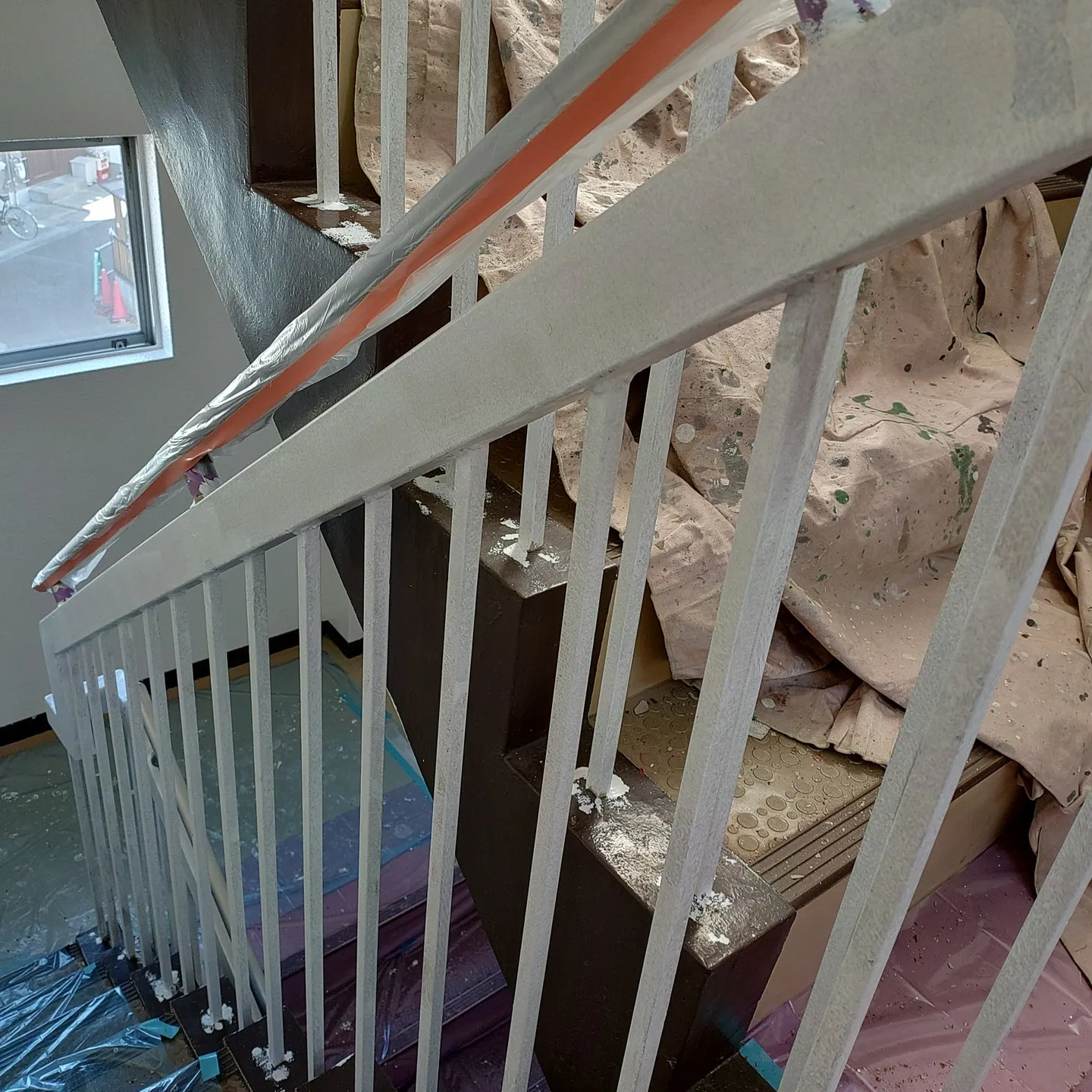 鋼製手摺、階段ササラ部分・巾木の塗装を行いました。