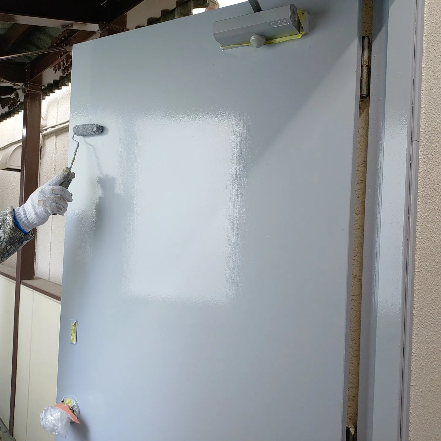 鋼製手摺、階段ササラ部分・巾木の塗装を行いました。