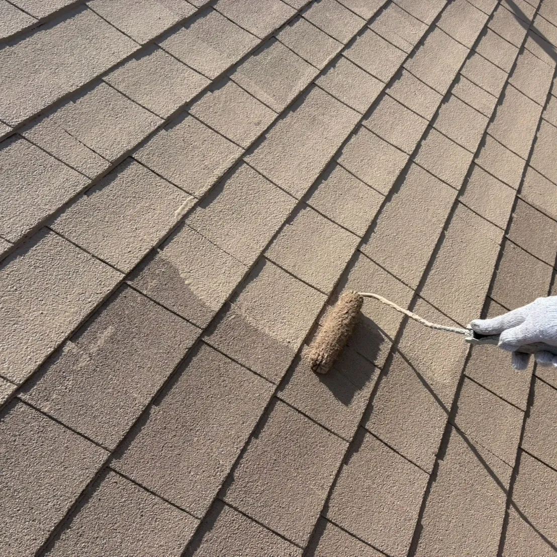 神戸市長田区にてアスファルトシングル屋根の塗装作業を進めてい...