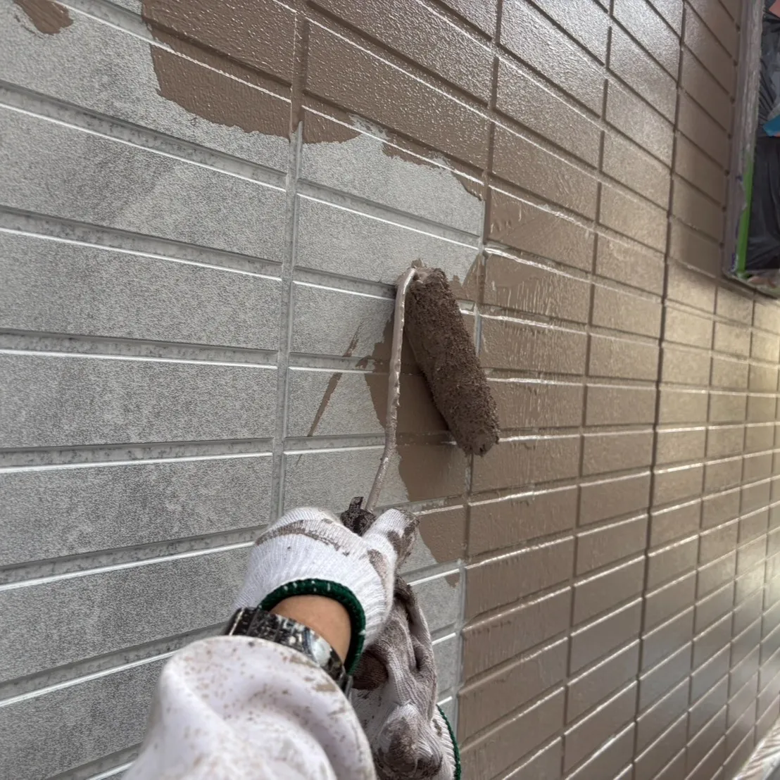 本日は神戸市長田区で、外壁と屋根の塗装工事を進めております。