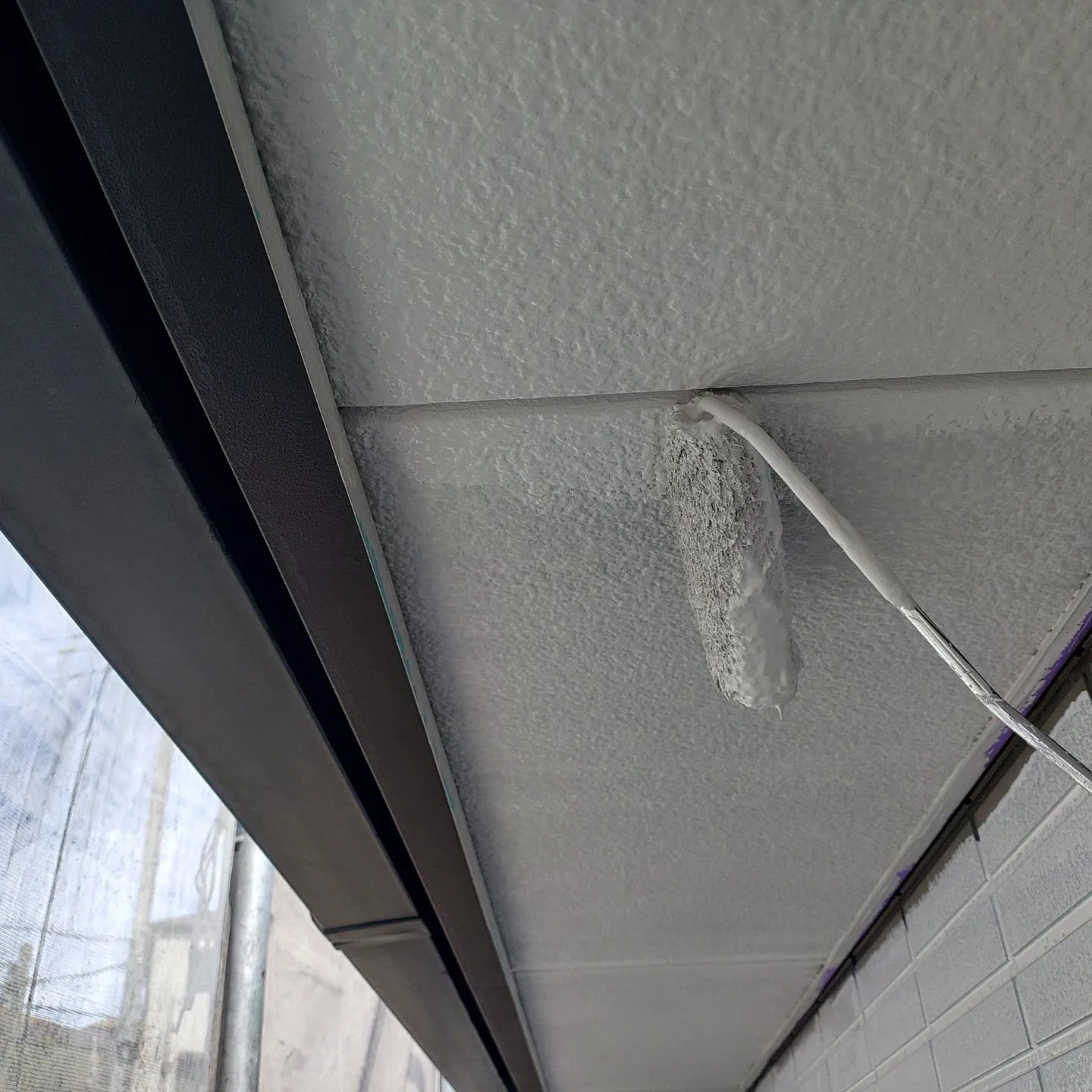 本日は神戸市長田区で、外壁と屋根の塗装工事を進めております。