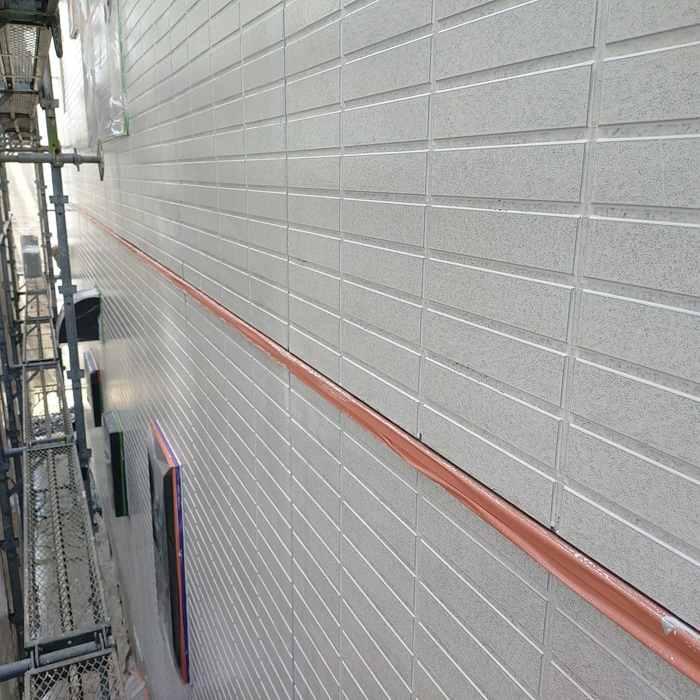 本日は神戸市長田区で、外壁と屋根の塗装工事を進めております。