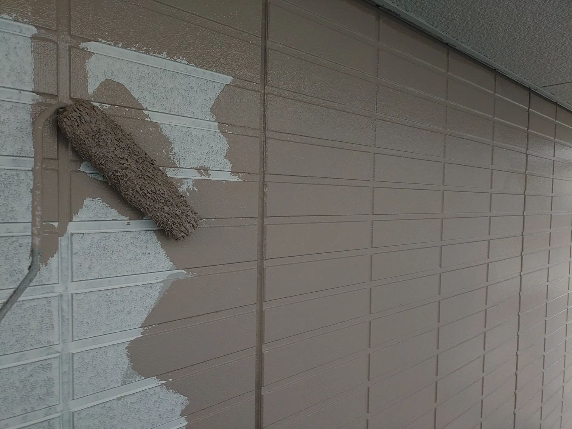 外壁塗装で塗料の耐候性と、工事価格、コストパフォーマンスの話題