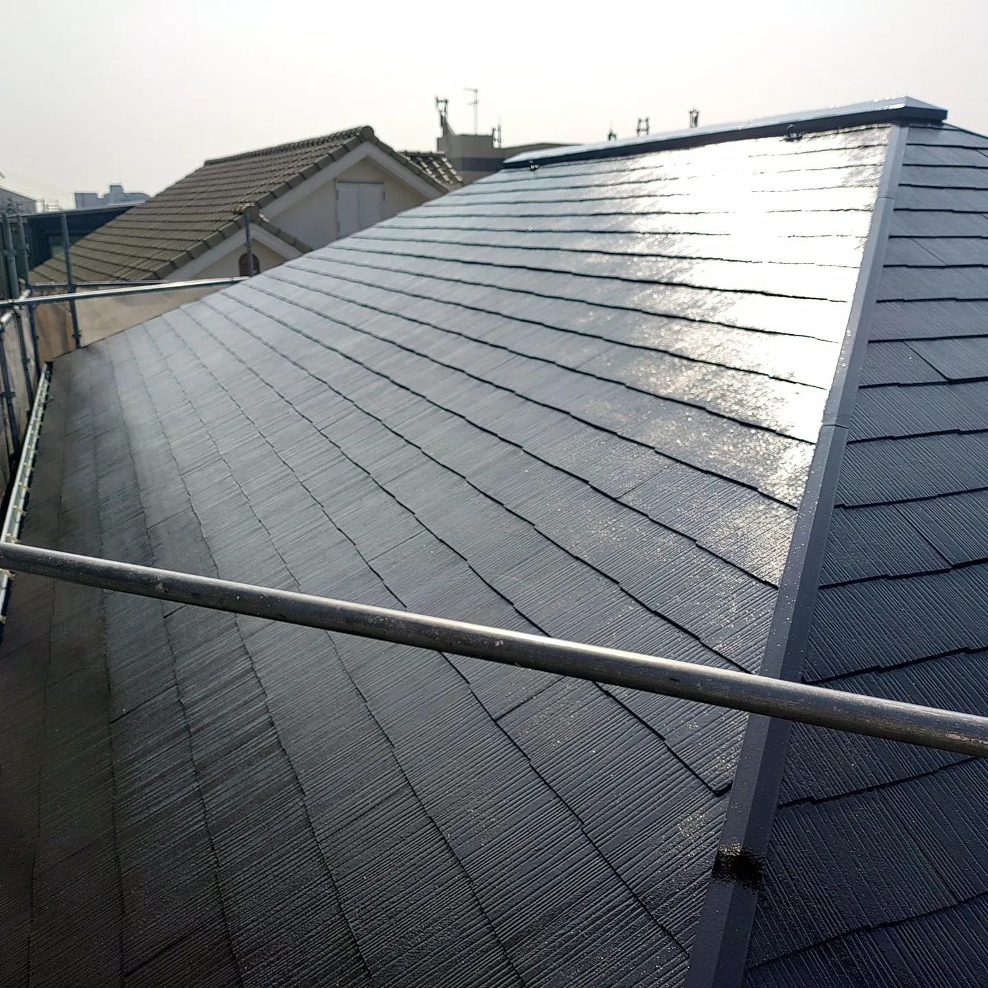 本日は神戸市長田区での屋根とベランダ内部の壁の塗装工事を行い...