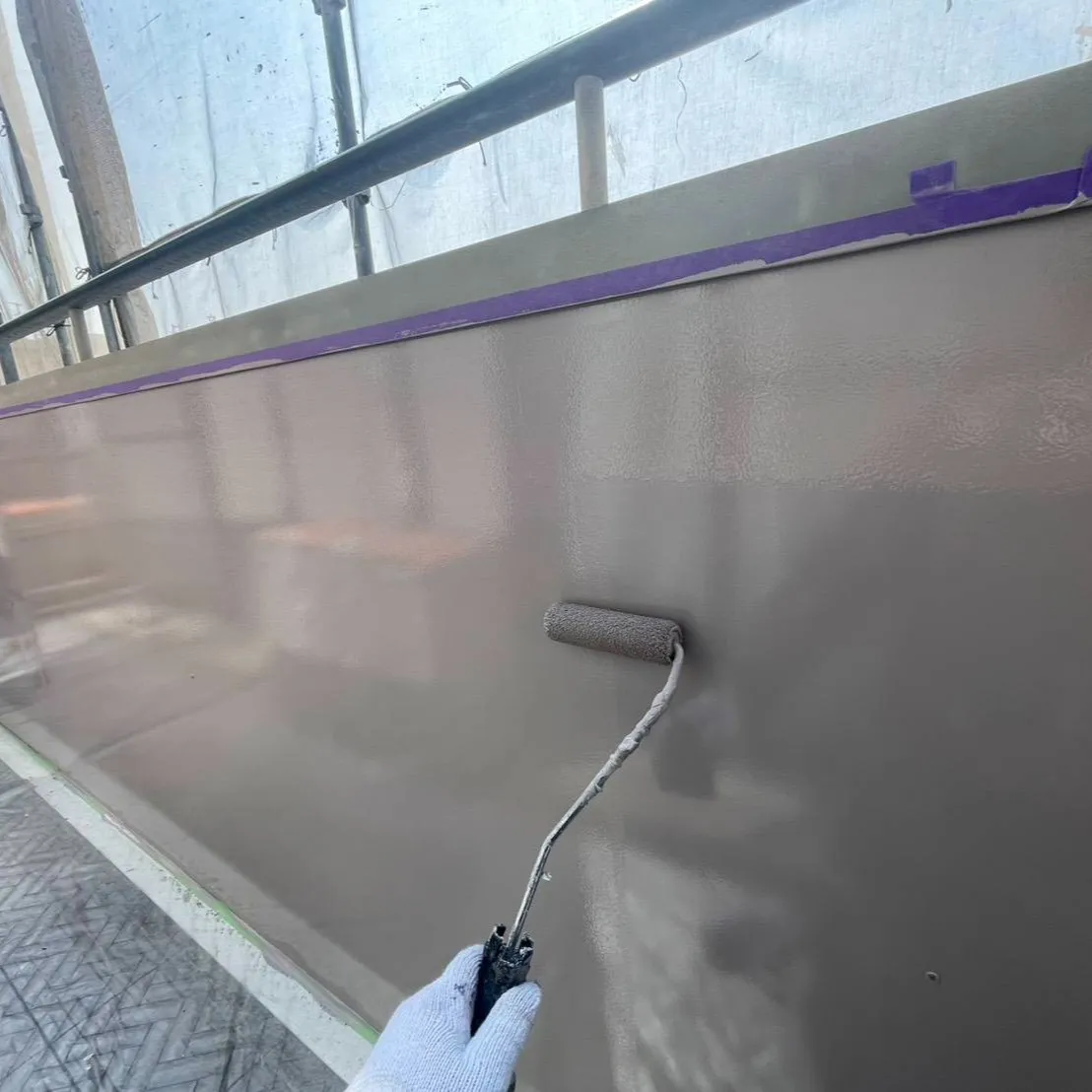 本日は神戸市長田区での屋根とベランダ内部の壁の塗装工事を行い...