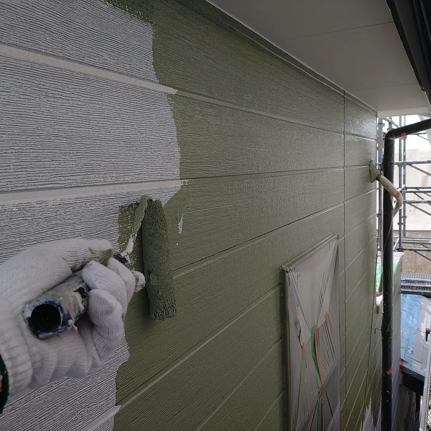 外壁塗装、屋根塗装を進めています。