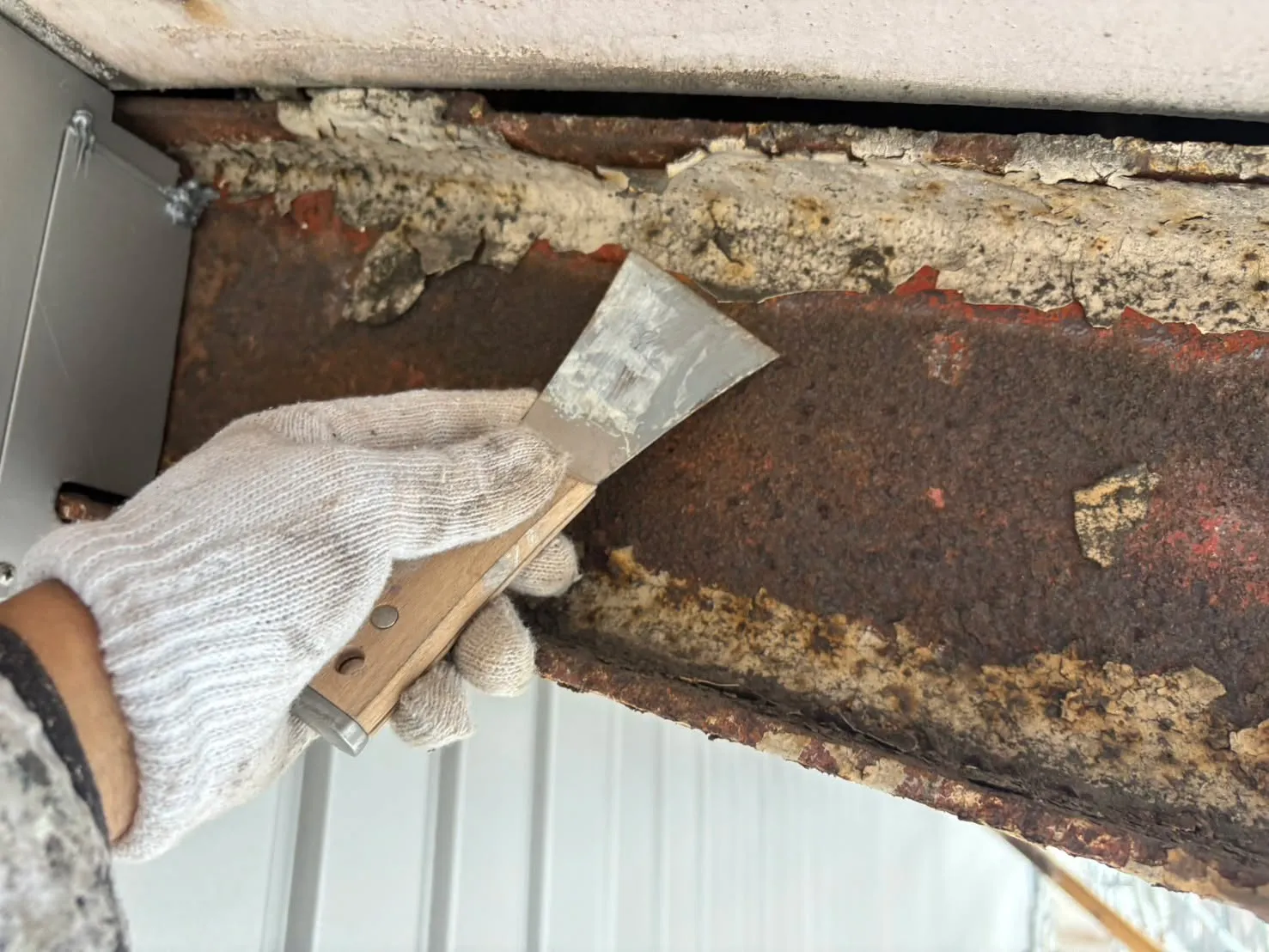 鉄部のケレン、錆止めを行いました。